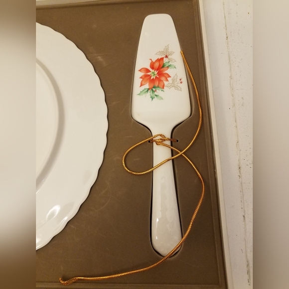 Mikasa Bone China Poinsettia Cake Platter & Serveware 11" - Picture 7 of 12